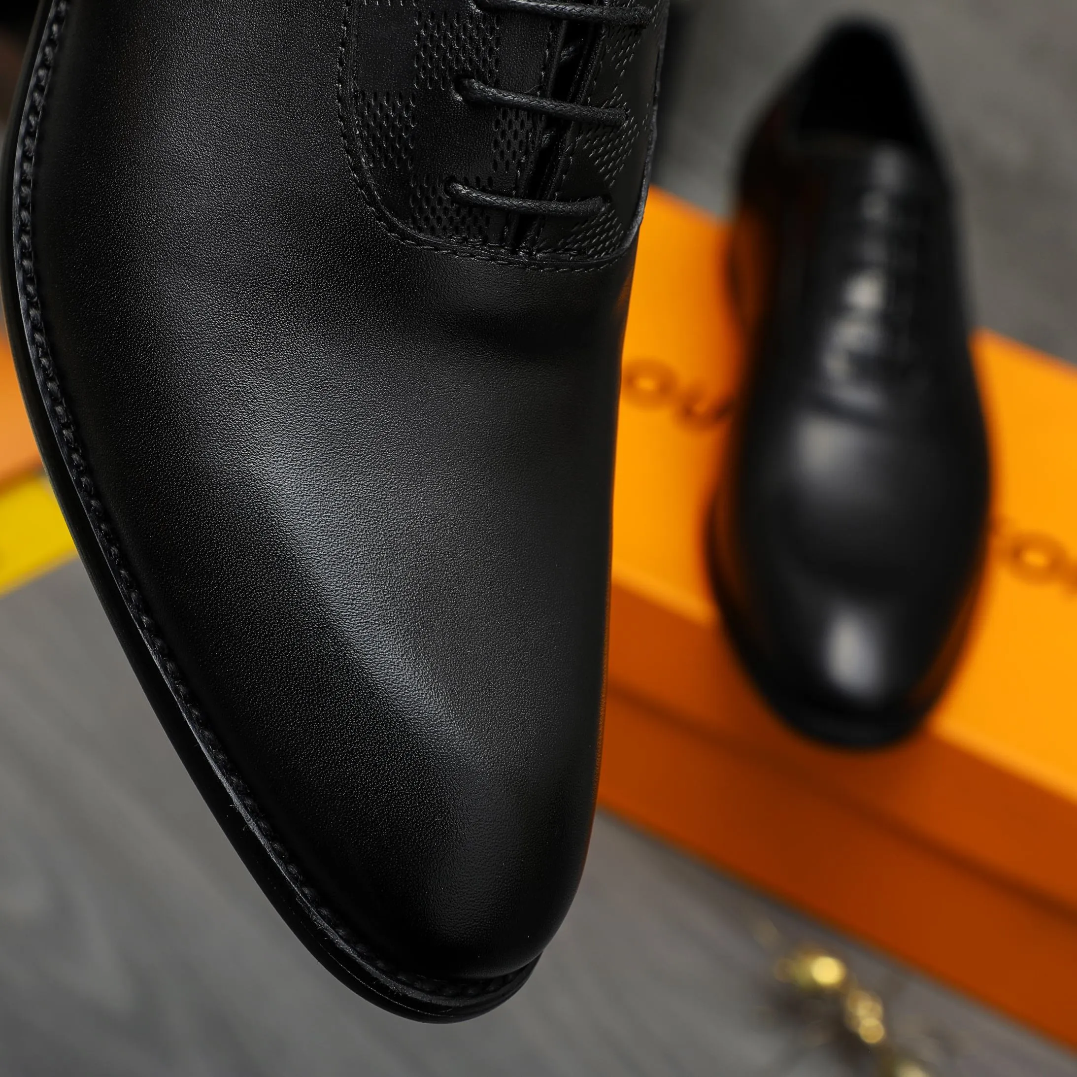 Men's shoes 💰p460 Product trademark: LV (Louis Vuitton) business lace-up leather shoes True size: 39-44 Product materials: Selected high-quality cowhide stitching classic embossed upper, cowhide lining, original rubber outsole